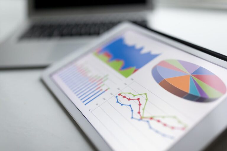 Tablet con grafico di statistiche aziendali