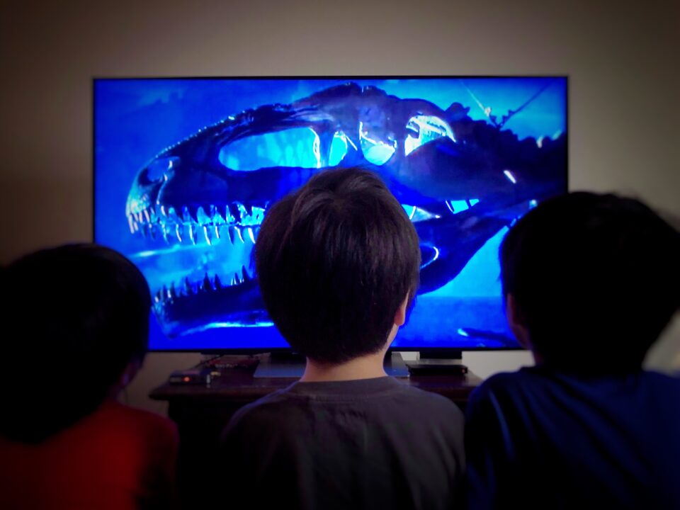 Bambini che guardano un documentario su YouTube