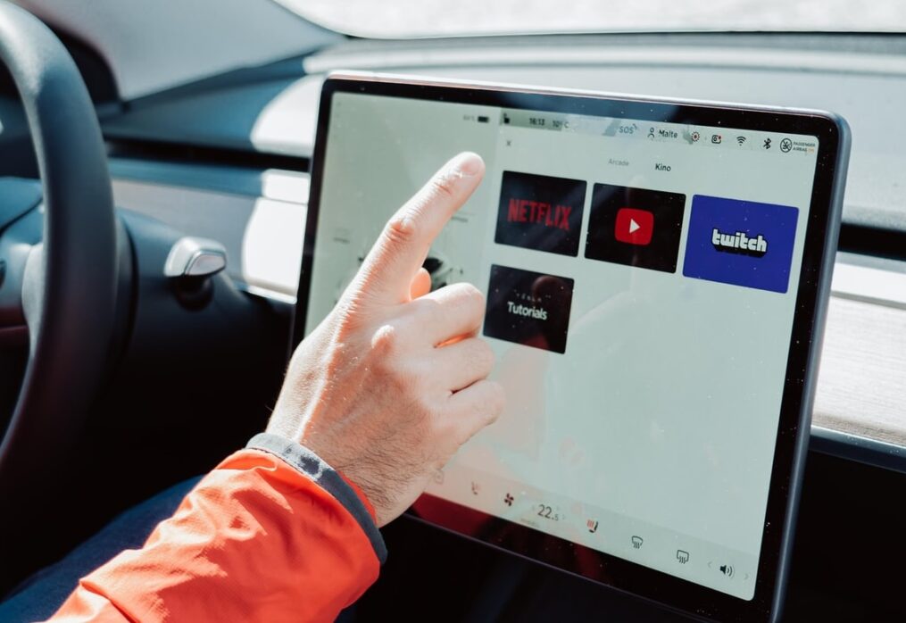 Tesla Rivoluziona l’Esperienza di Guida Grazie a YouTube